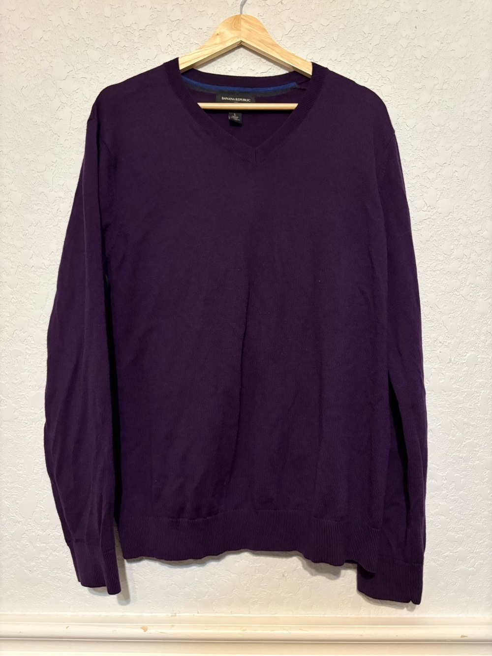 Banana Republic Men's V-Neck Sweater - Purple